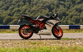 Мотоцикл KTM RC390 на дороге