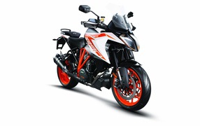 Мотоцикл KTM 1290 Super Duke GT 2019 года на белом фоне