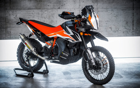 Мотоцикл KTM 790, 2019 года на сером фоне
