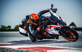 Мотоциклист на мотоцикле   KTM 1290 на гоночной трассе