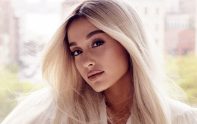 Красивая девушка блондинка, певица и актриса Ариана Гранде