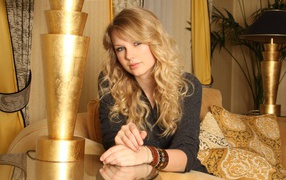 Красивая молодая певица Тейлор Свифт