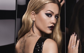 Британская певица Рита Ора с ярким макияжем