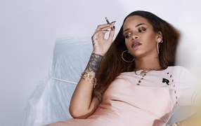 Популярная певица Рианна с сигарой