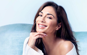 Улыбающаяся певица Николь Шерзингер