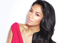 Стильная брюнетка певица Николь Шерзингер