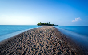 Дорога из песка разделяет океан 