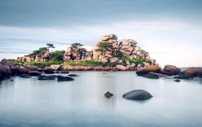 Большие камни в воде у берега