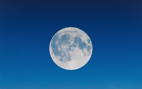Большая белая луна в голубом небе