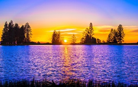 Рассвет яркого солнца над рекой