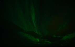 Зеленое северное сияние в звездном небе