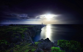 Маяк на побережье под красивым небом на закате солнца