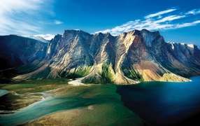 Горы с озером под голубым небом