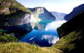 Нерёй-фьорд между горами под красивым голубым небом, Норвегия