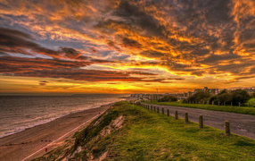 Набережная на закате солнца под красивым небом 