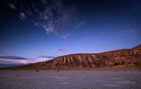 Скалы под красивым голубым небом вечером