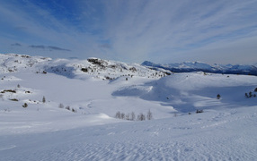 Заснеженные склоны под зимним небом, Норвегия