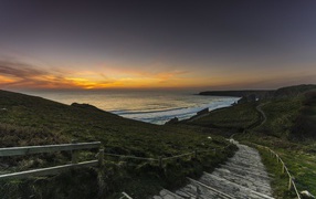 Каменные ступеньки к морю на закате