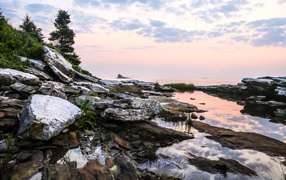 Камни на берегу под красивым небом 