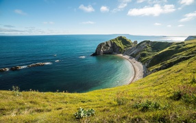Вид на морской горизонт со скалы покрытой травой