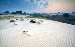 Белый песок под красивым небом 