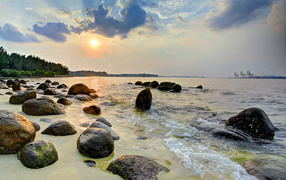 Большие камни на берегу океана на рассвете 