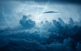 Молнии в облаках во время шторма
