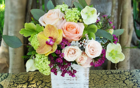 Красивый букет на столе в вазе 