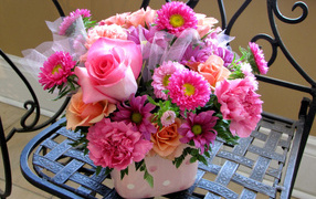 Красивый букет стоит на железном стуле