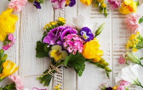 Красивый нежный букет цветов на столе