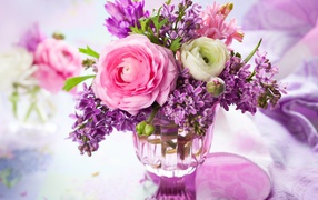 Букет сирени с цветками лютика и гиацинта