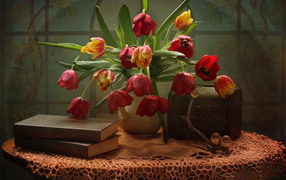 Букет тюльпанов на столе с книгами и шкатулкой
