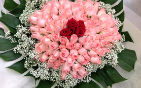 Красивый большой праздничный букет роз 