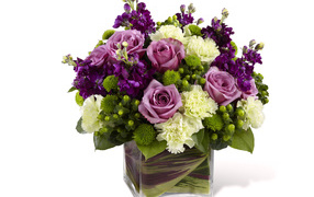 Красивый букет в вазе на белом фоне