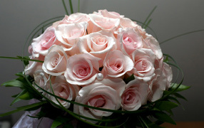 Красивый букет розовых роз 