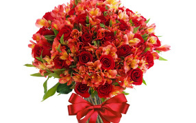 Красивый букет цветов красных роз и альстромерии с красным бантом 