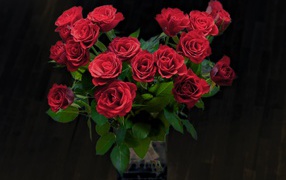 Красивый букет красных роз в вазе