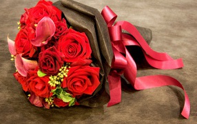 Красивый букет красных роз с красной лентой