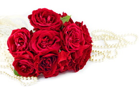 Красивый букет красных роз с бусами на белом фоне