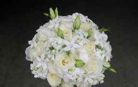 Красивый букет роз с цветами левкой 