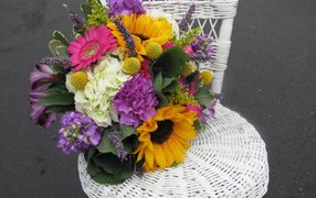 Красивый букет на плетеном стуле 