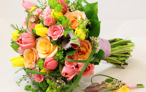 Красивый праздничный букет на белом фоне  