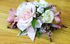 Красивые цветы на деревянном столе