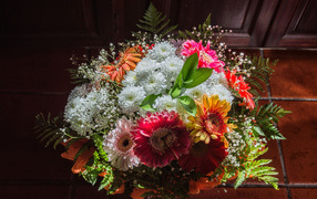 Красивый большой букет с цветами хризантемы и герберы