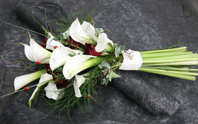 Красивый свадебный букет с цветами каллы и розы 