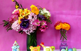 Букет цветов в стеклянной вазе на фиолетовом фоне