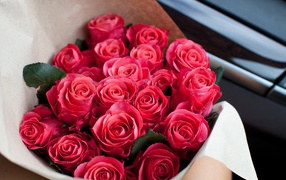 Букет розовых роз в машине