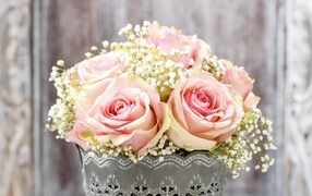 Букет розовых роз с мелкими белыми цветами в вазе