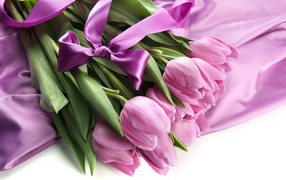 Букет розовых тюльпанов с бантом из атласной ленты