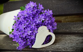 Букет фиолетовых колокольчиков с деревянным сердечком